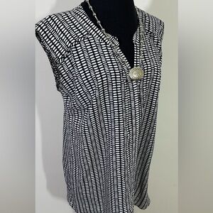 Motherhood Maternity sz sm silky feel to in black & white buttons down the front